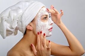 aplicar unha máscara para o rexuvenecemento da pel
